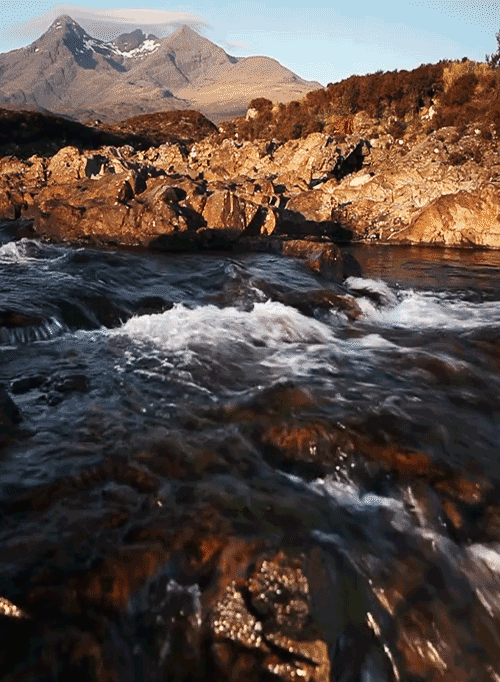 源出坎塔布连山脉雷诺萨附近,流向东南,上游水流湍急,中游进入盆地